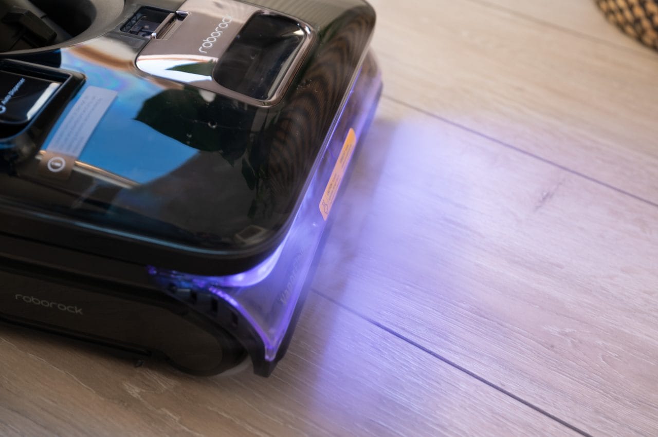 Roborock F25 Ultra im Dampfmodus mit aufsteigendem Dampf