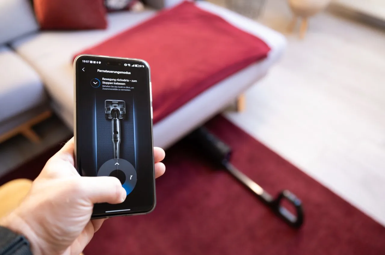 Roborock F25 Ultra-appen med fjärrkontroll öppen