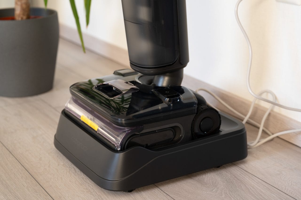 Roborock F25 Ultra auf Station