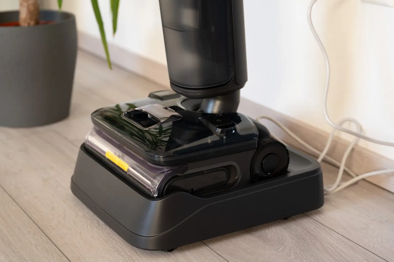 Roborock F25 Ultra på stationen