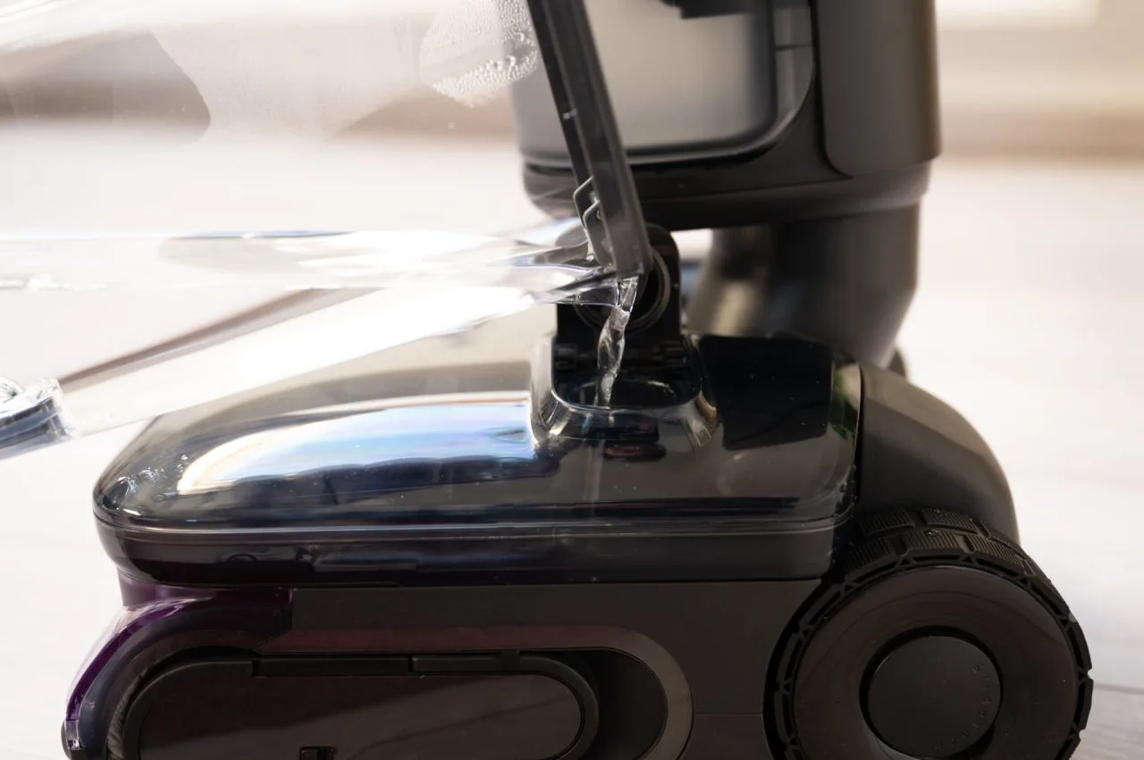 Påfyllning av färskvattenförsörjningen till Roborock F25 Ultra.