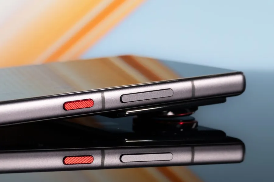 nubia Z80 Ultra Volume rocker and power button