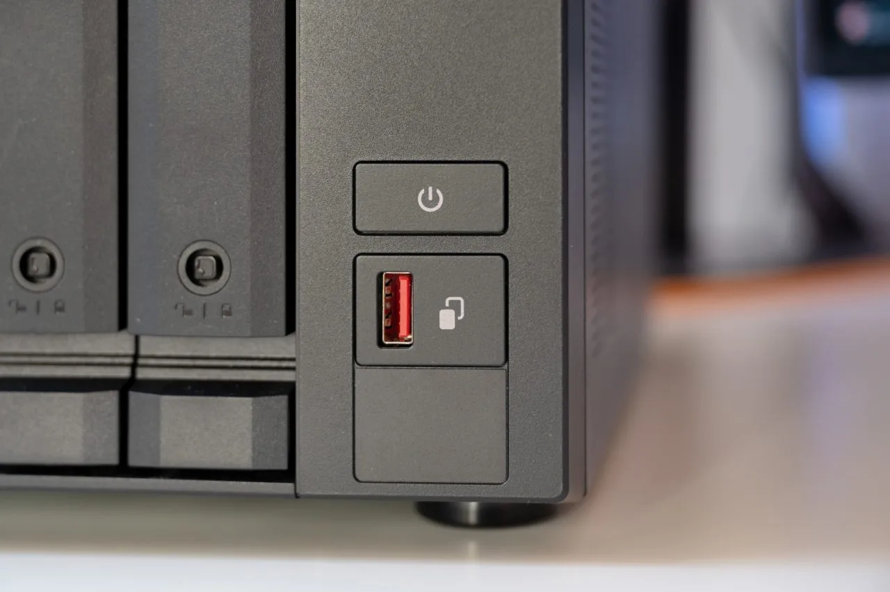 Přední konektory QNAP TS-473A