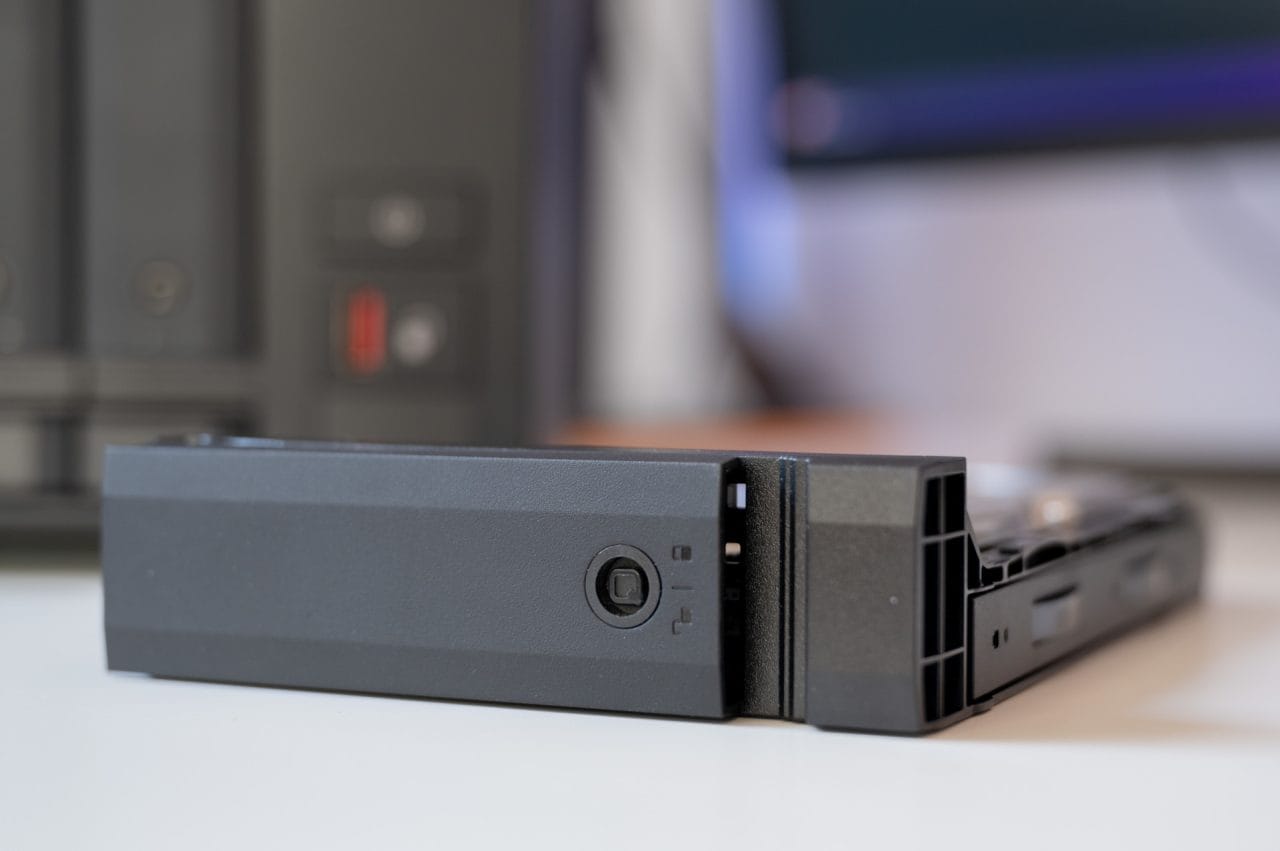 QNAP TS-473A Hot-Swap-fähigen Laufwerksschächte sind abschließbar