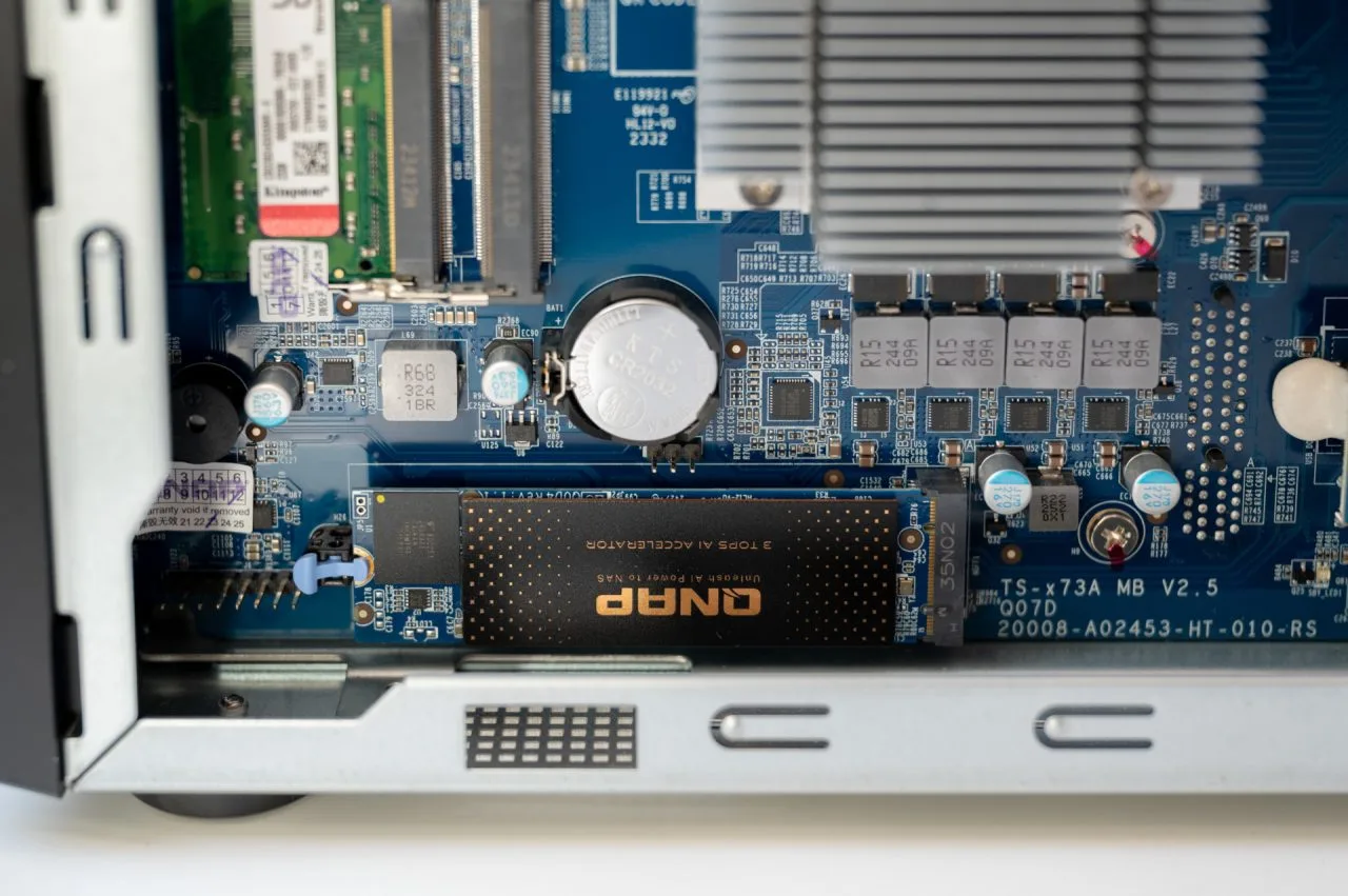 Akcelerátor umělé inteligence QAI-M100 