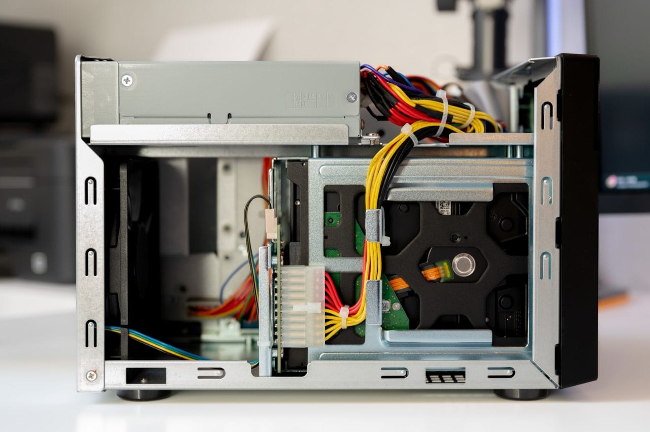 QNAP TS-473A Innen andere Seite