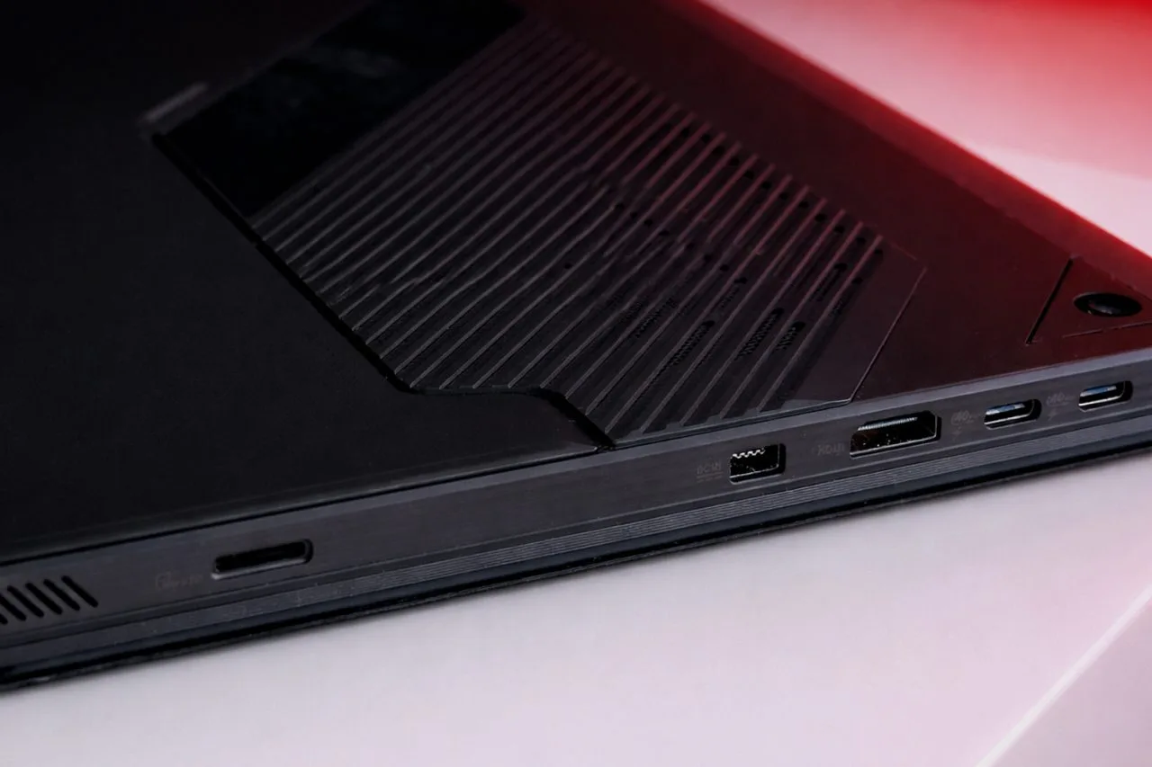 Les ports de la carte mère ASUS ROG Flow Z13 se trouvent à gauche.