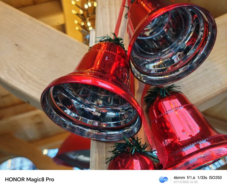 HONOR Magic 8 Pro Δοκιμαστική λήψη Κύριας κάμερας Ημέρας 46 χιλιοστών Χριστουγεννιάτικη καμπάνα