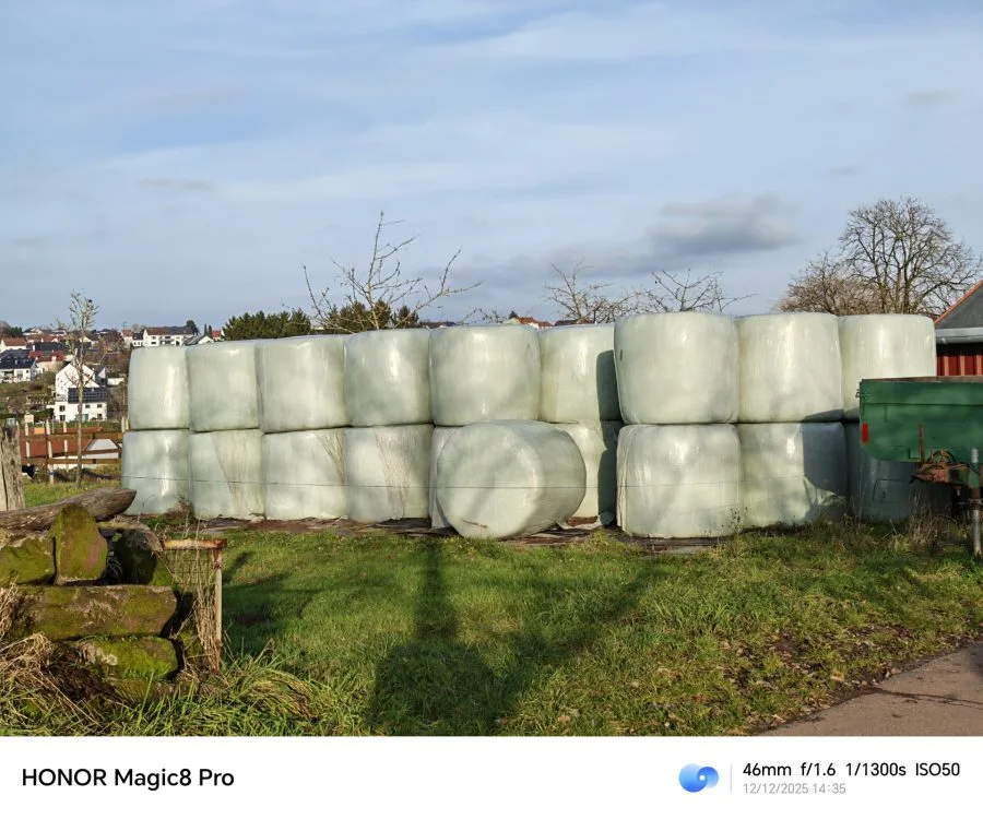 HONOR Magic 8 Pro Δοκιμαστική λήψη κύριας κάμερας ημέρας 46 mm Δεμάτι σανού