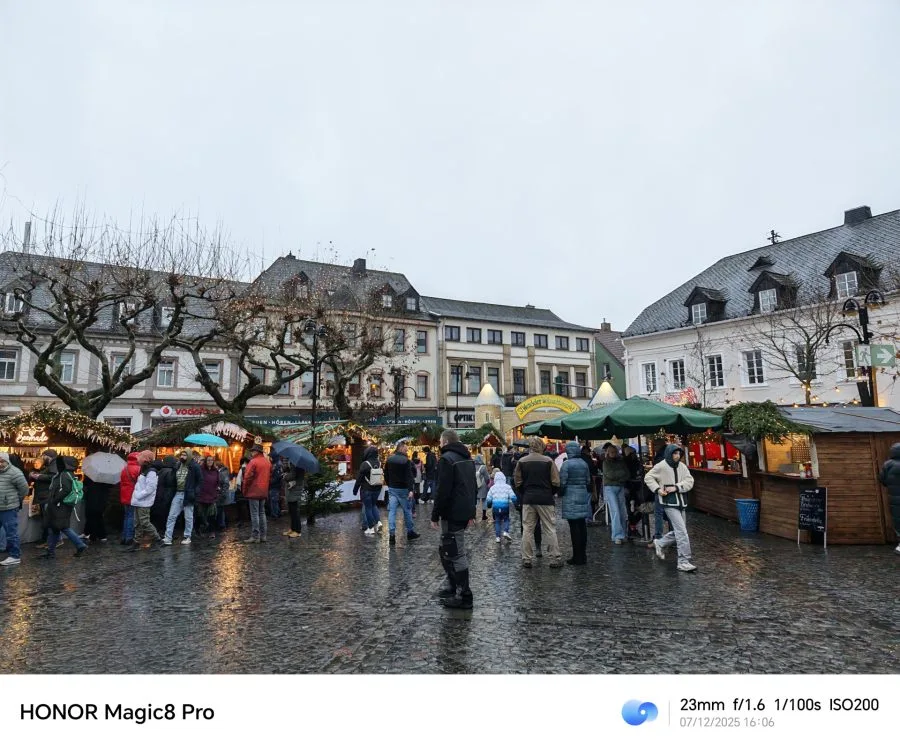 HONOR Magic 8 Pro Δοκιμαστική λήψη κύριας κάμερας για άτομα κατά τη διάρκεια της ημέρας