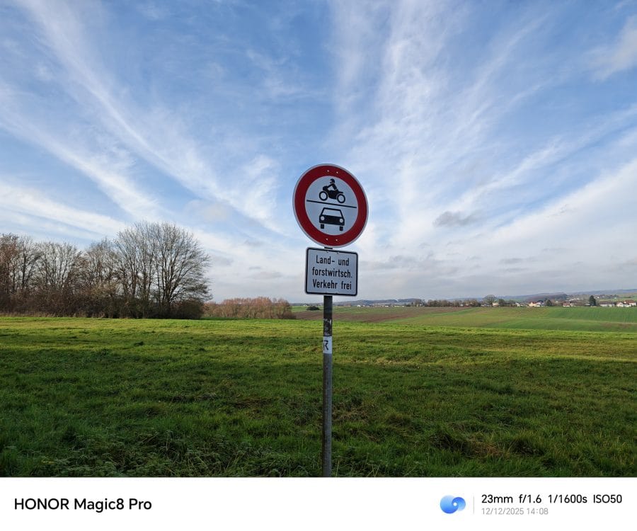 HONOR Magic 8 Pro Testaufnahme Hauptkamera Tag Straßenschild