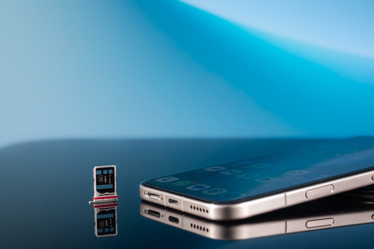 HONOR Magic 8 Pro neben SIM-Tray