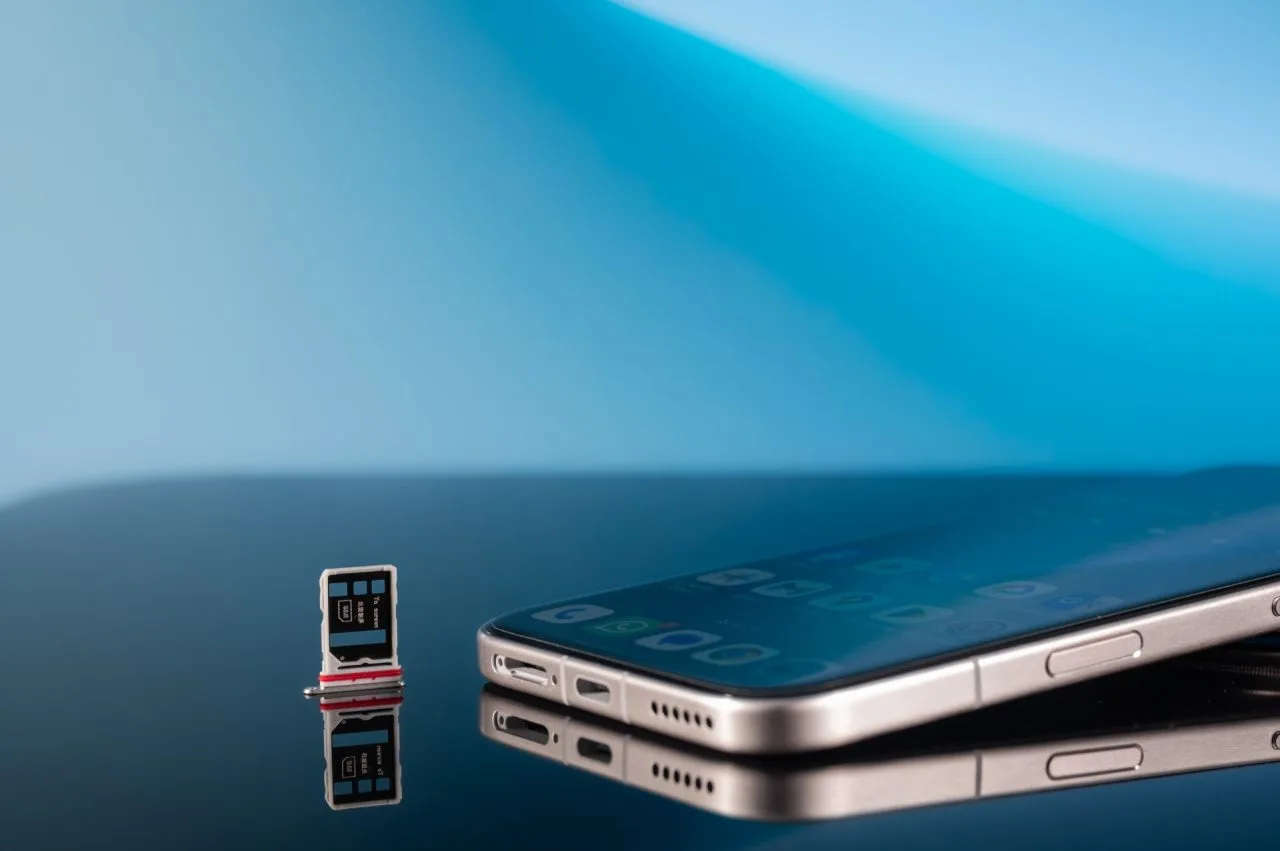 HONOR Magic 8 Pro δίπλα στην υποδοχή κάρτας SIM