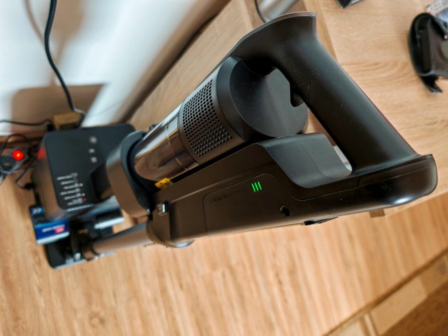 hoover-hf3-pro-sauger-in-station