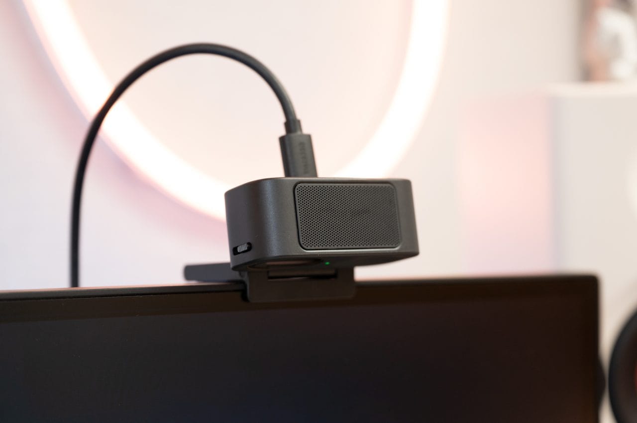 Insta360 Link 2C Pro geneigt auf Halterung