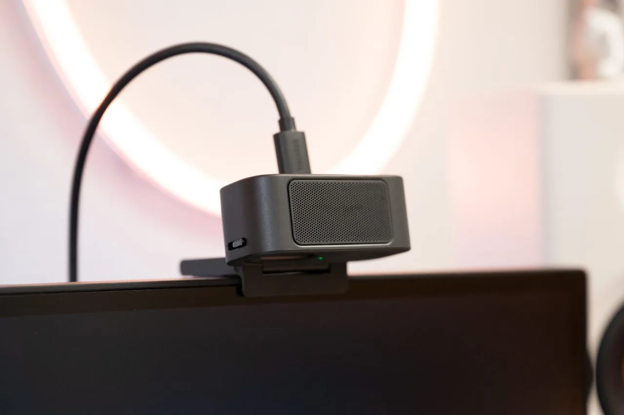 Камера Insta360 Link 2C Pro, установленная под наклоном на креплении.