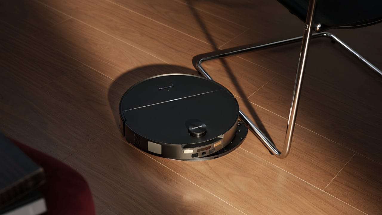 Roborock Saros 20 Sonic mit ausgefahrener Wischplatte 