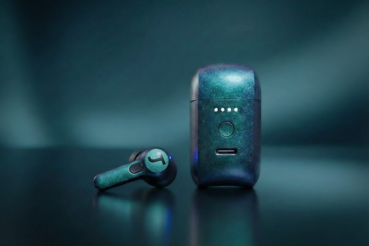 Teufel AIRY TWS Pro neben Ladecase