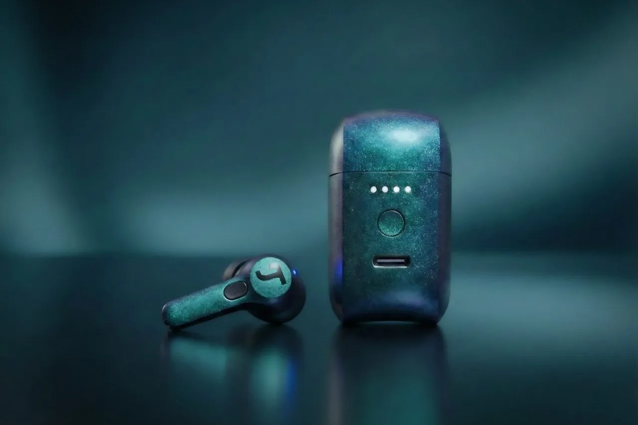 Teufel AIRY TWS Pro vedle nabíjecího pouzdra