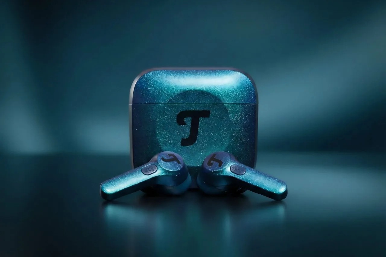 Sluchátka Teufel AIRY TWS vedle nabíjecího pouzdra