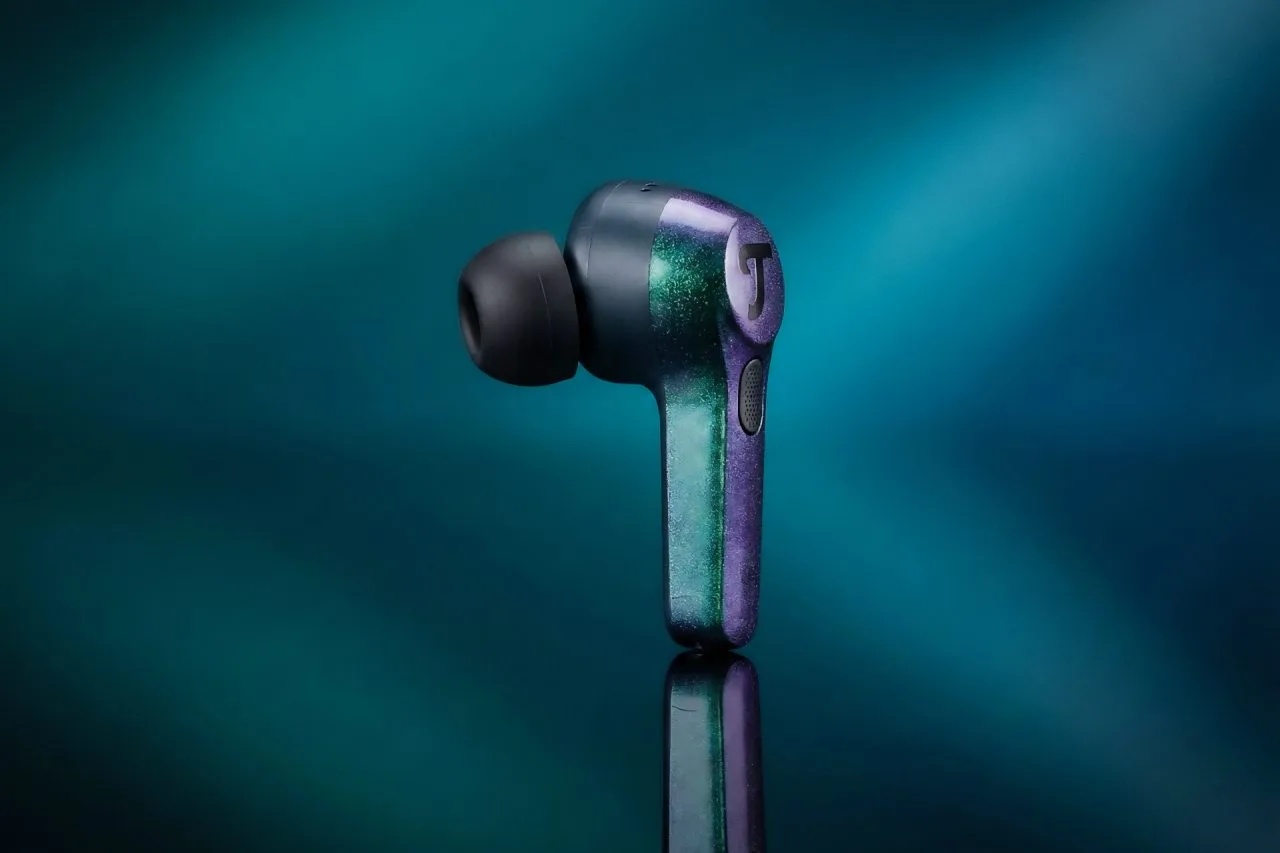 Pohled z boku na sluchátka Teufel AIRY TWS (1)