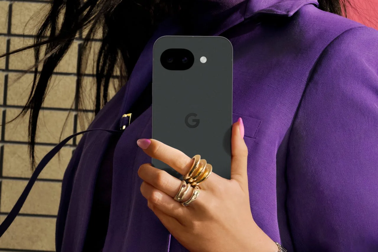 Google Pixel 10a Lifestyle (2)