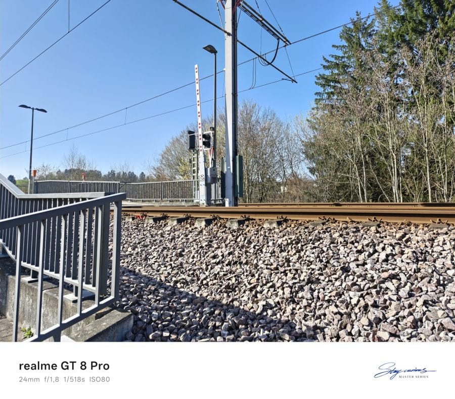 realme GT 8 Pro Hauptkamera Testaufnahme bei Tag Schienen