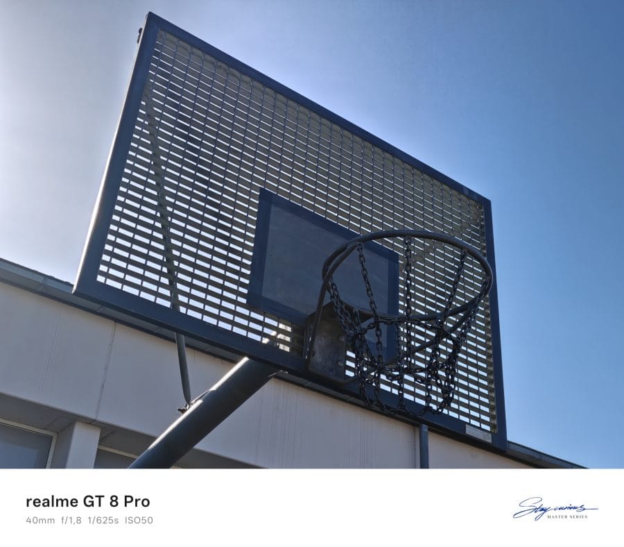 realme GT 8 Pro Hauptkamera Testaufnahme bei Tag Basketballkorb
