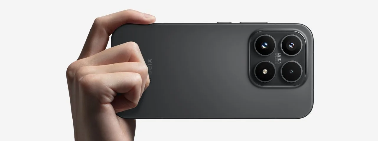 Xiaomi 17 Black in hand