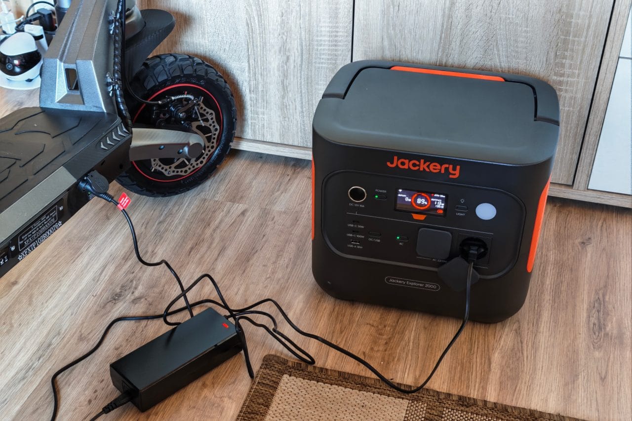 Jackery Explorer 2000 v2 mit E-Scooter