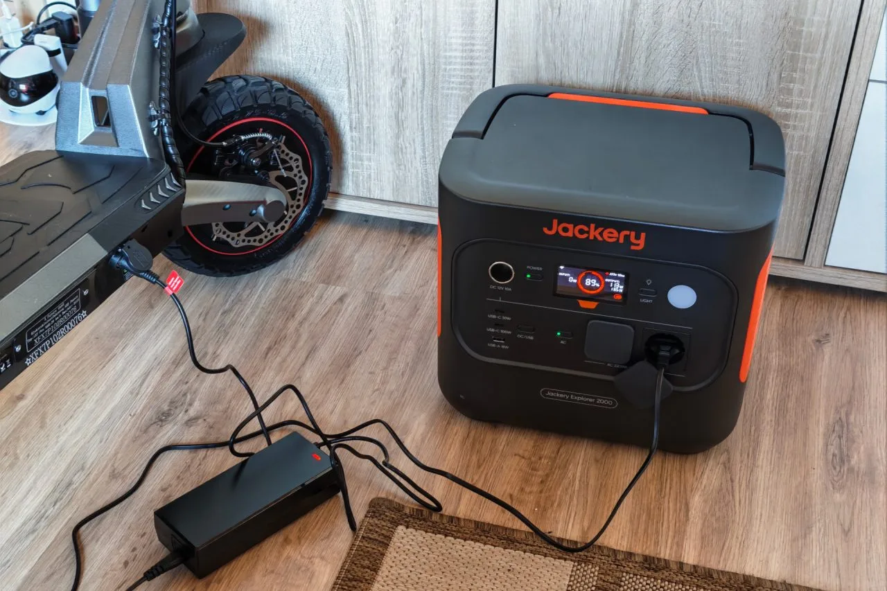 Jackery Explorer 2000 v2 met e-scooter