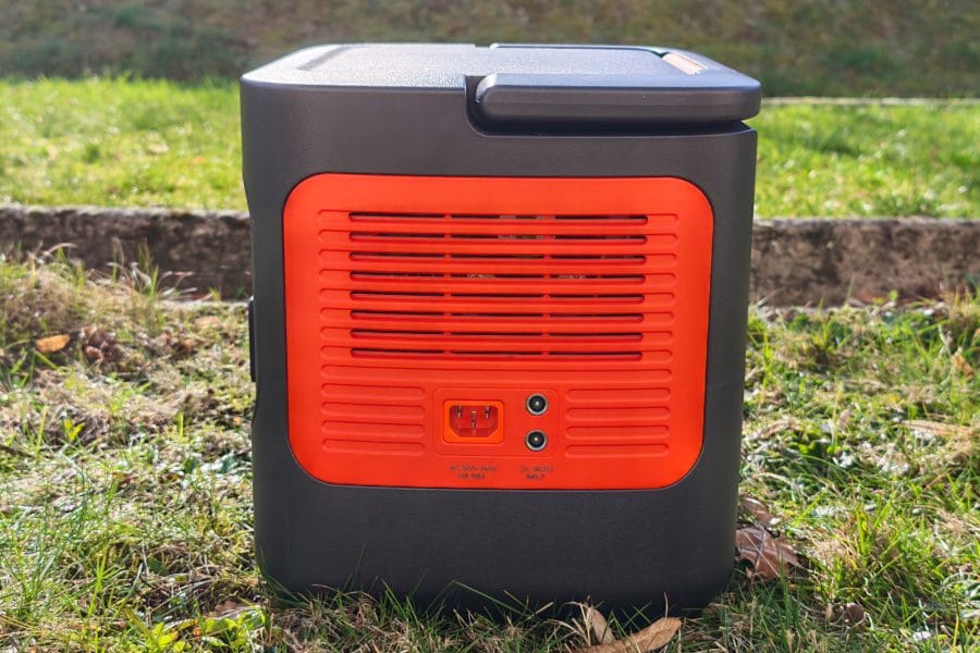 Jackery Explorer 2000 v2 linke Seite