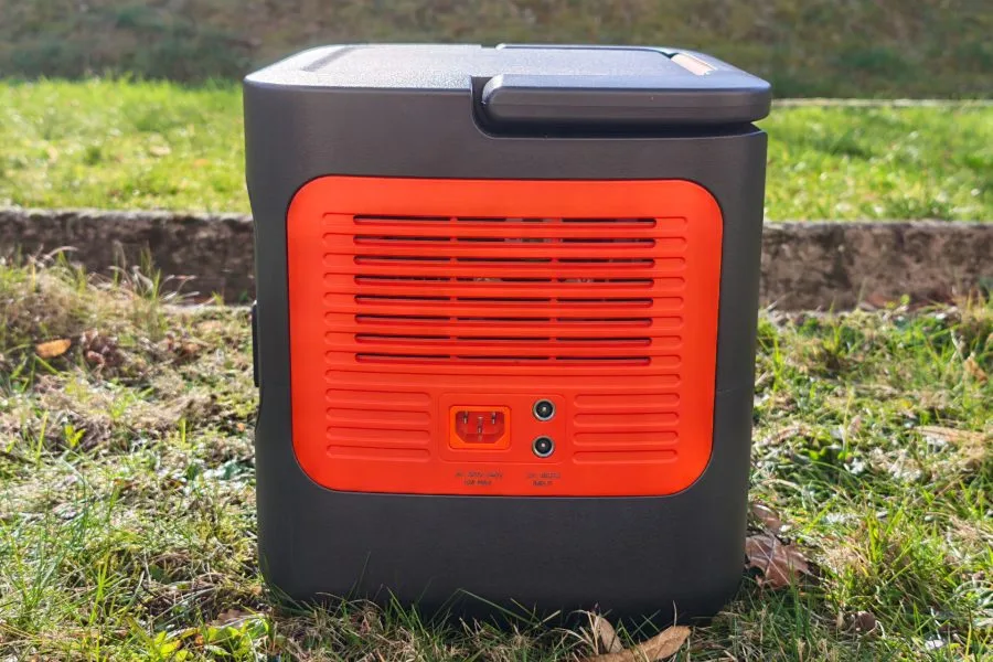 Jackery Explorer 2000 v2 linkerkant