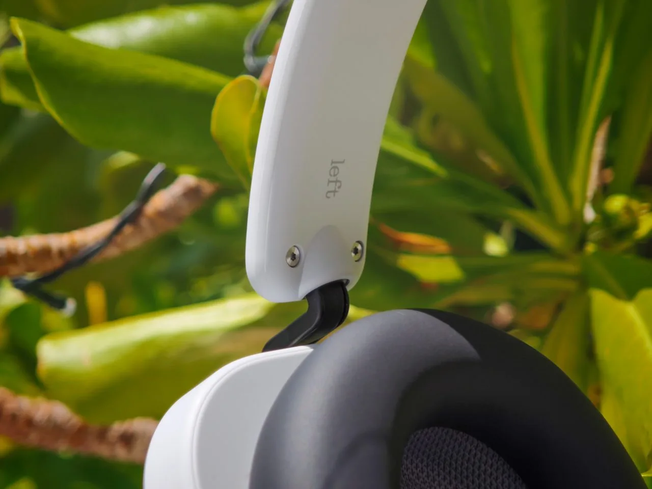 Ничего. Наушники (а) слева.