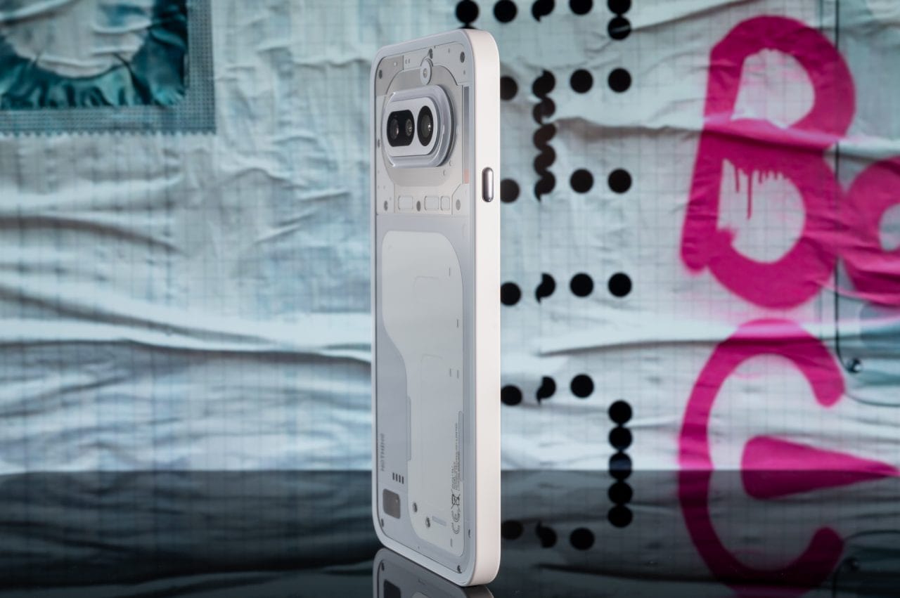 Phone (4a) seitlich mit Essential Key