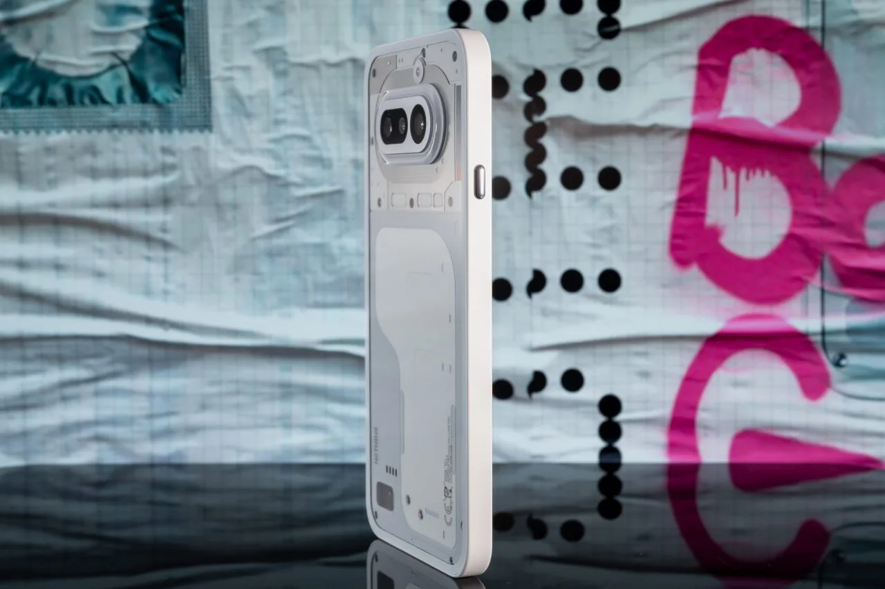 (4a) Essential Key ile yan görünümde telefon