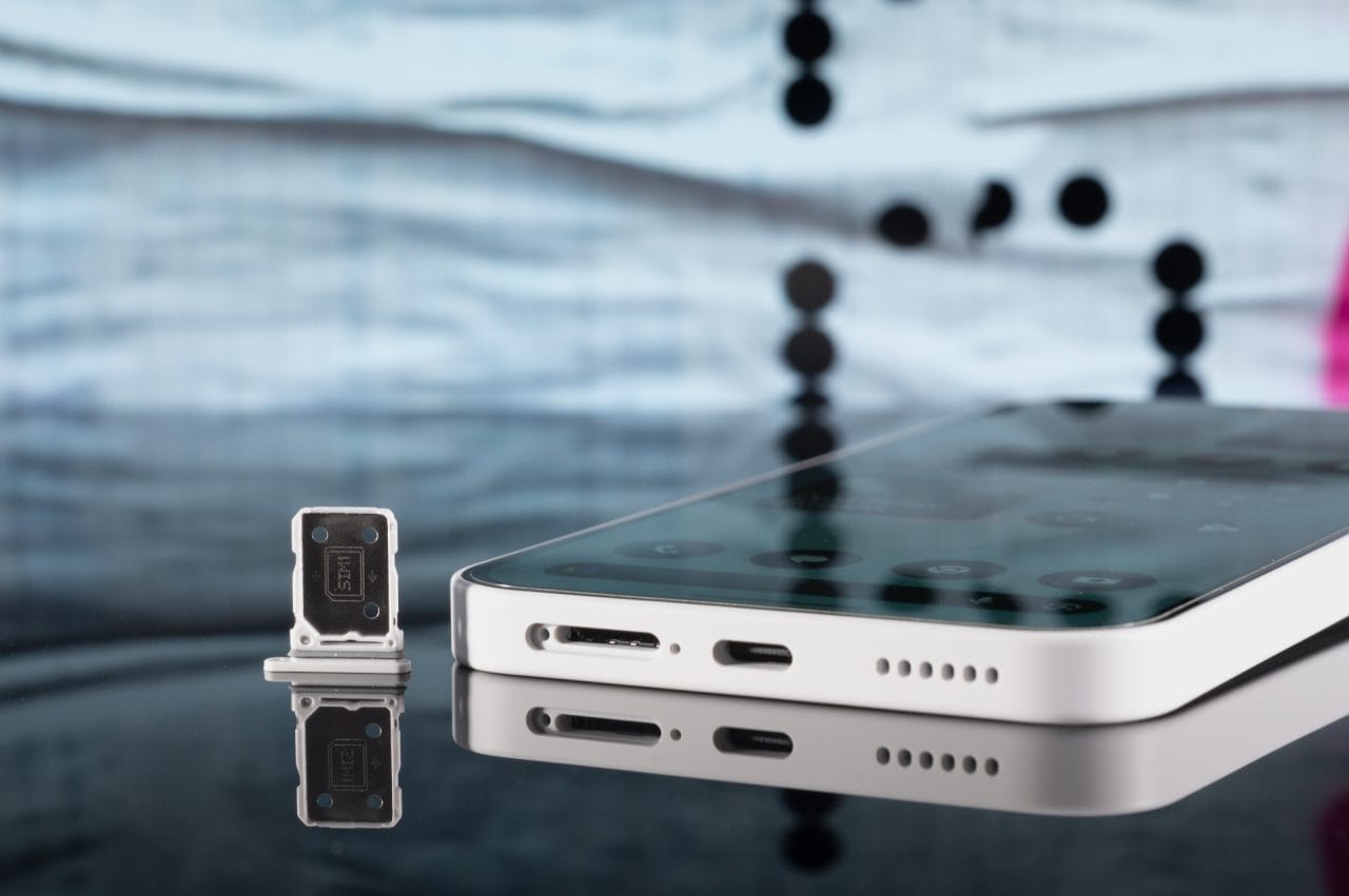 SIM-Tray neben Phone (4a)