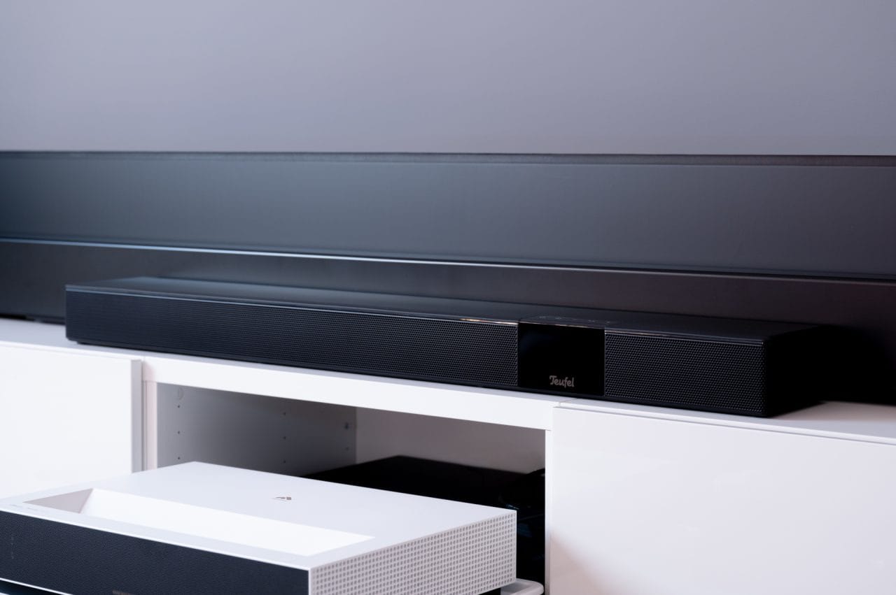 Teufel CINEBAR 22 auf Lowboard