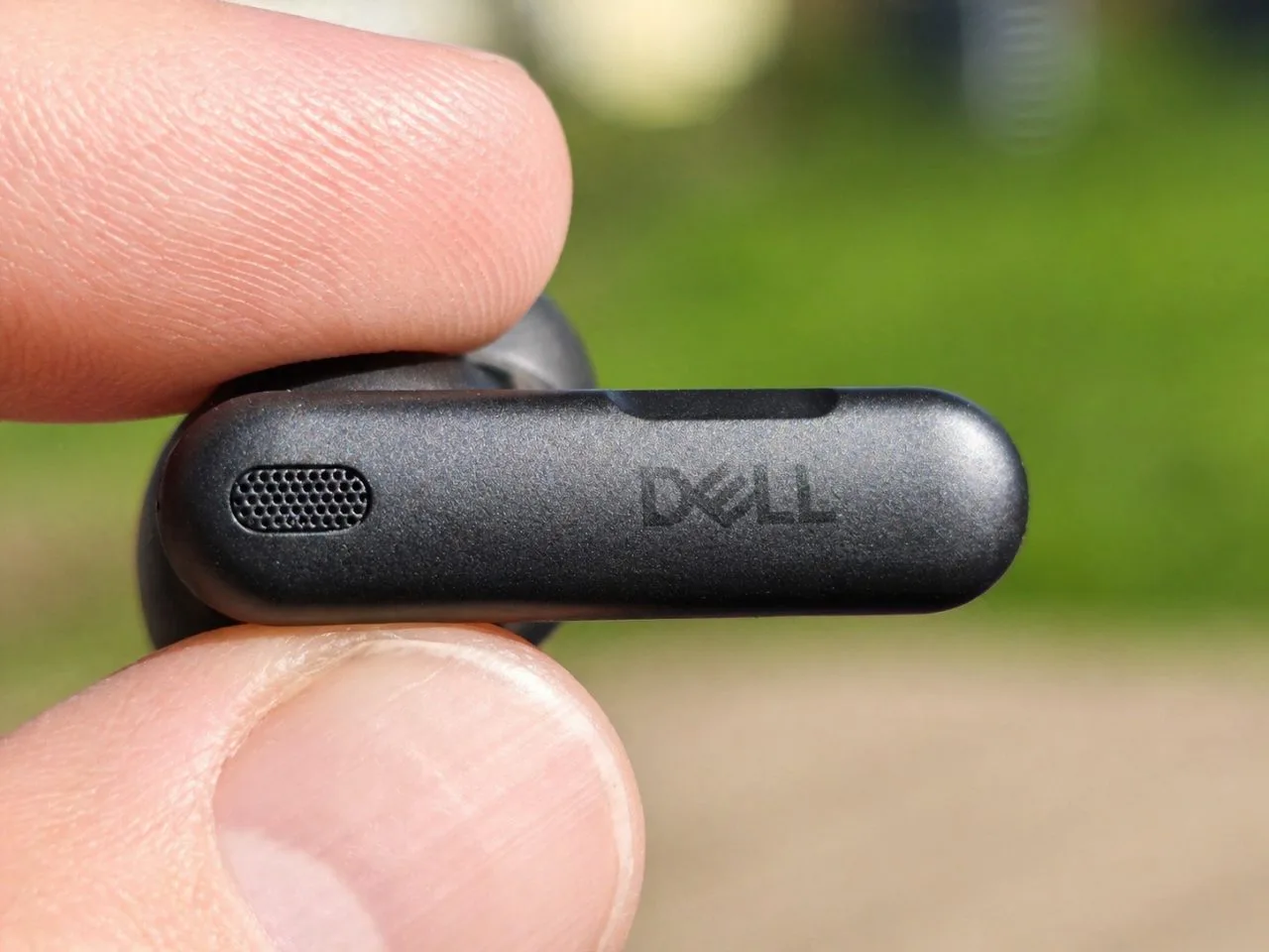 DELL Pro Plus EB525 zijdelings vastgehouden