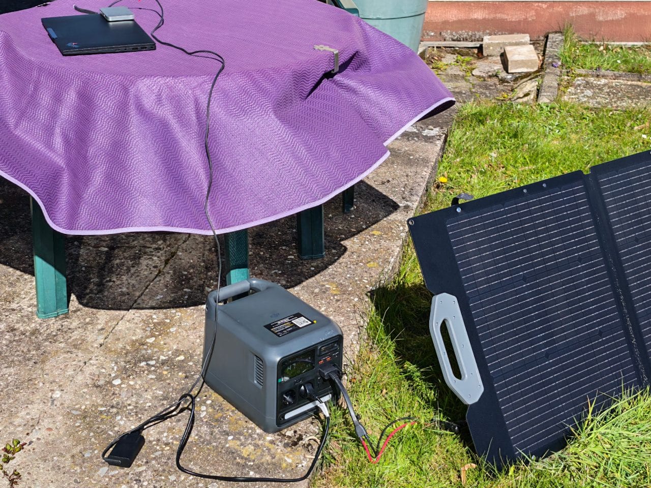 DJI Power 1000 Mini lädt mit Solarpanel