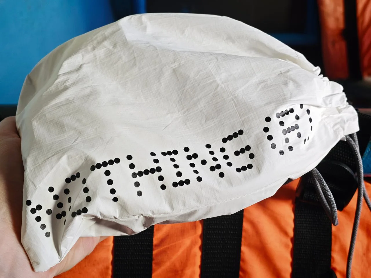 Ничего. Сумка для переноски наушников (а).