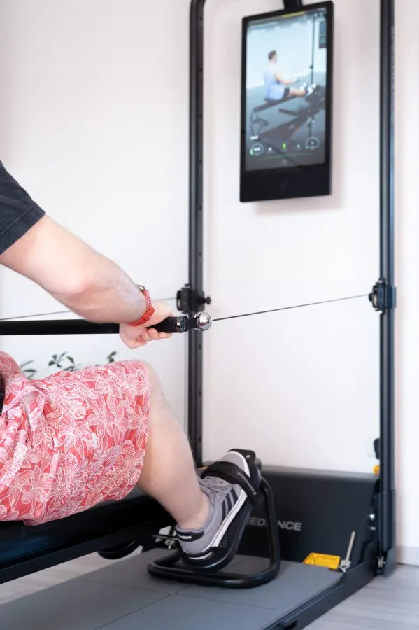 Veslování v posilovně Speediance Monster 2