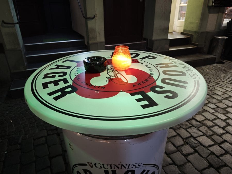 HONOR 600 Testaufnahme Tisch bei Nacht
