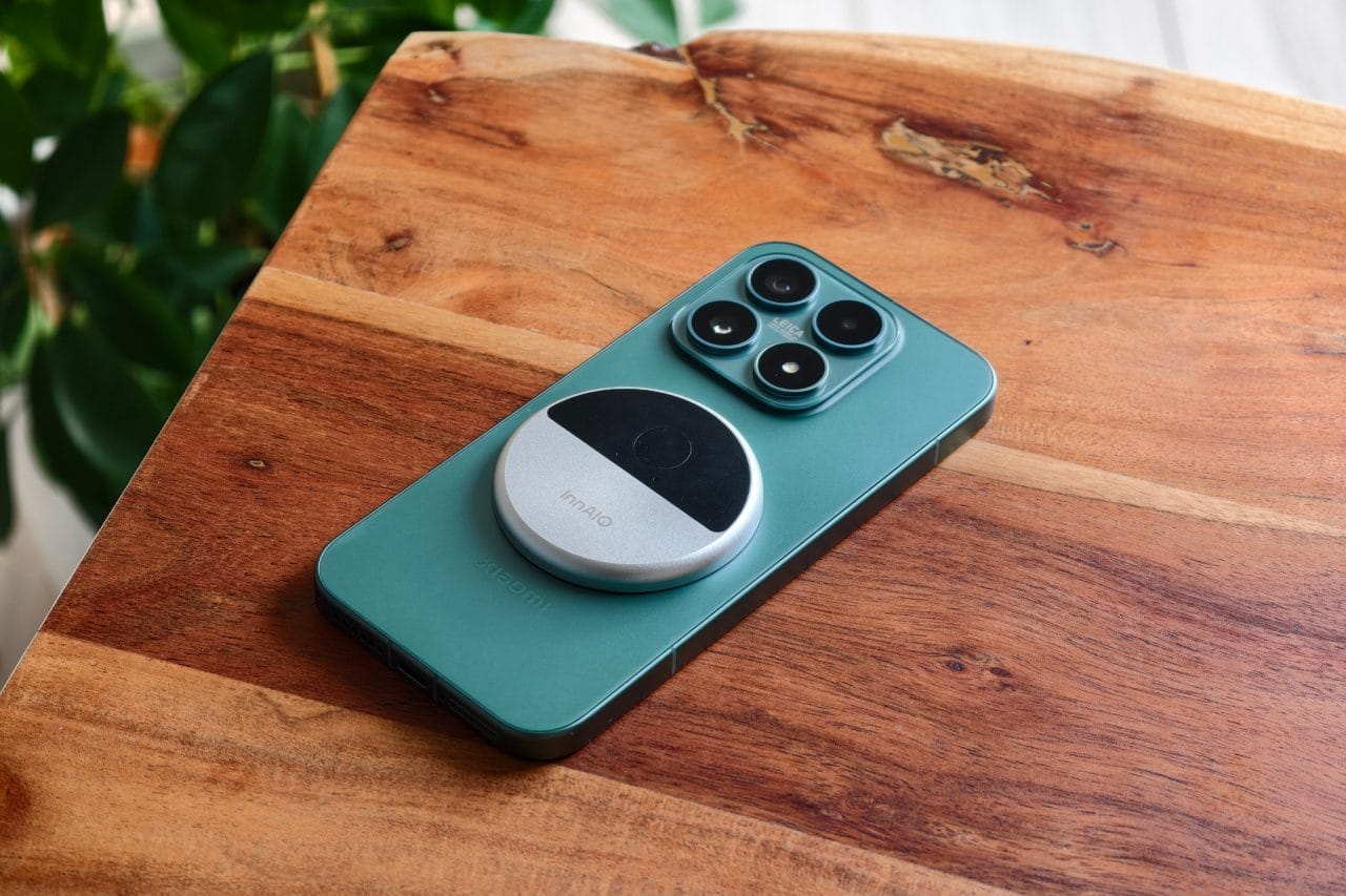 InnAIO T10 auf Smartphone Rückseite