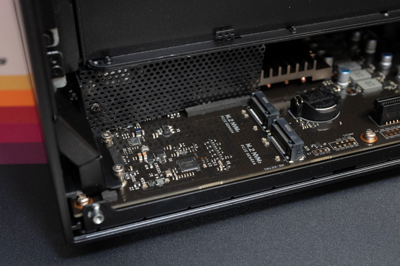 UGREEN NASync iDX6011 Pro SSD Slots