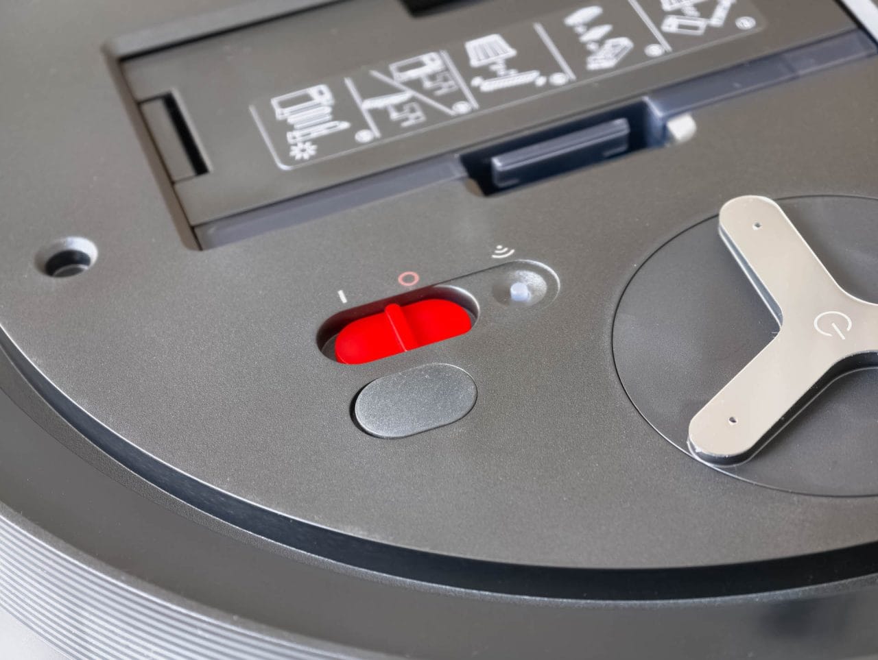 ECOVACS DEEBOT X12 OmniCyclone Saugroboter Einschalter