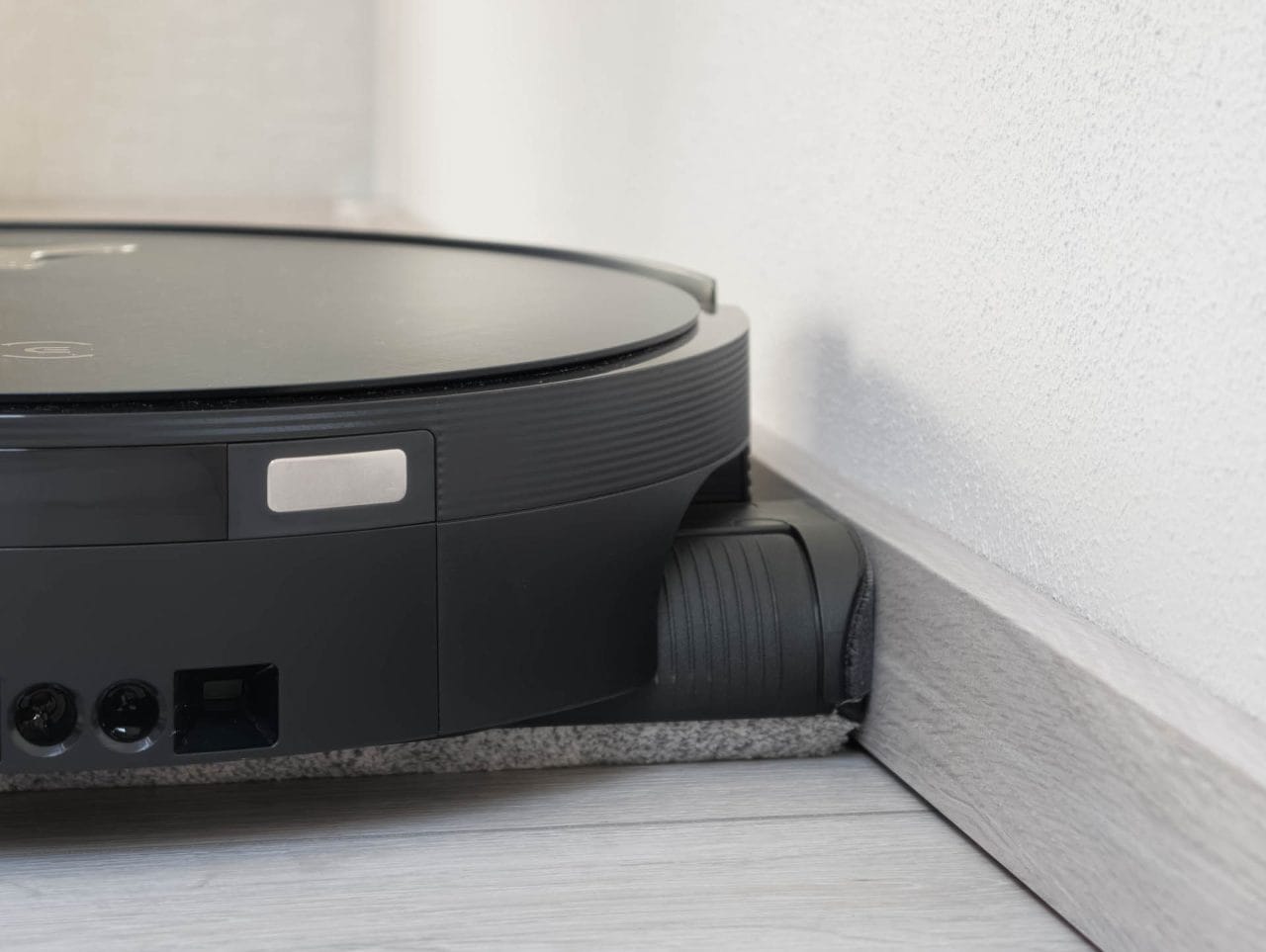 ECOVACS DEEBOT X12 OmniCyclone Saugroboter Wischwalze an Sockelleiste