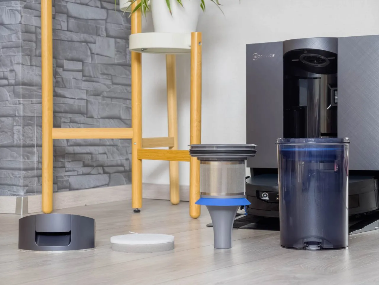 ECOVACS DEEBOT X12 OmniCyclone toz haznesi demonte halde.