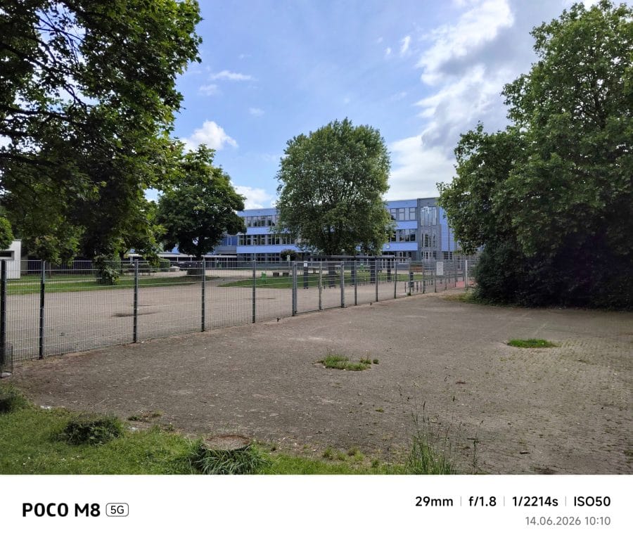 POCO M8 5G Hauptkamera Testaufnahme Gebäude