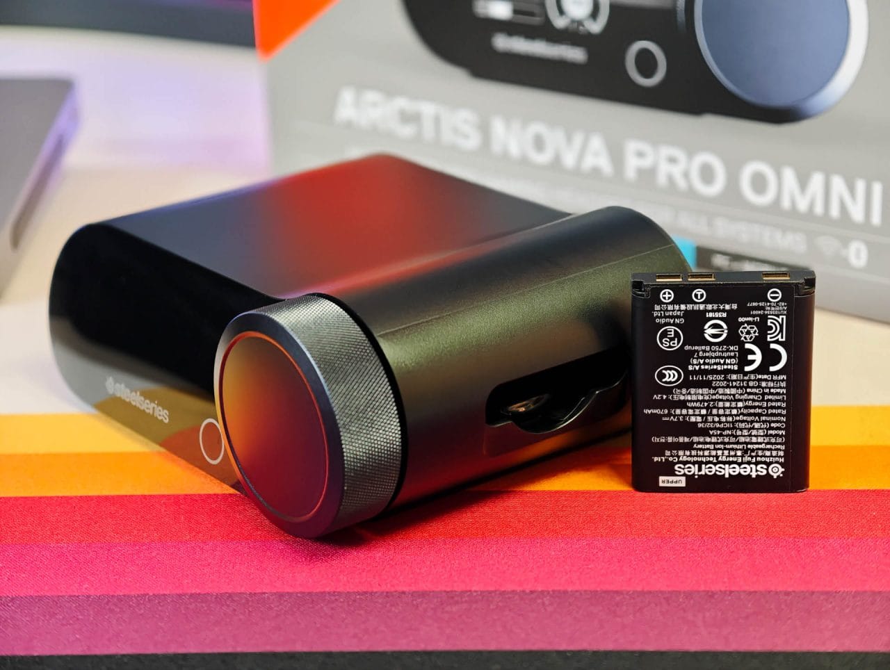 SteelSeries Arctis Nova Pro Omni Akku neben Gamehub